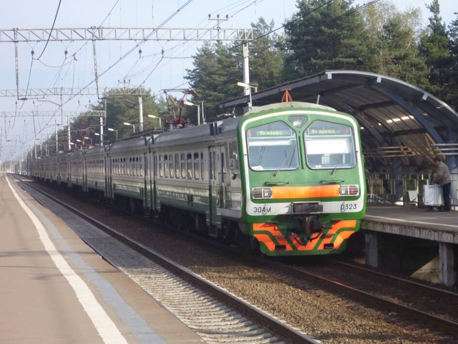 Два человека погибли под колесами электрички в Щербинке‍